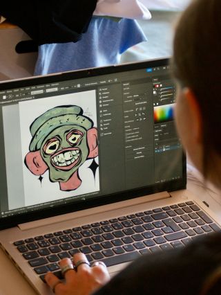 Když se řekne rodinný podnik, myslíme tím doopravdy rodinný.🤎 ✨Tohle je naše Adélka – kreativní srdce našeho designu....